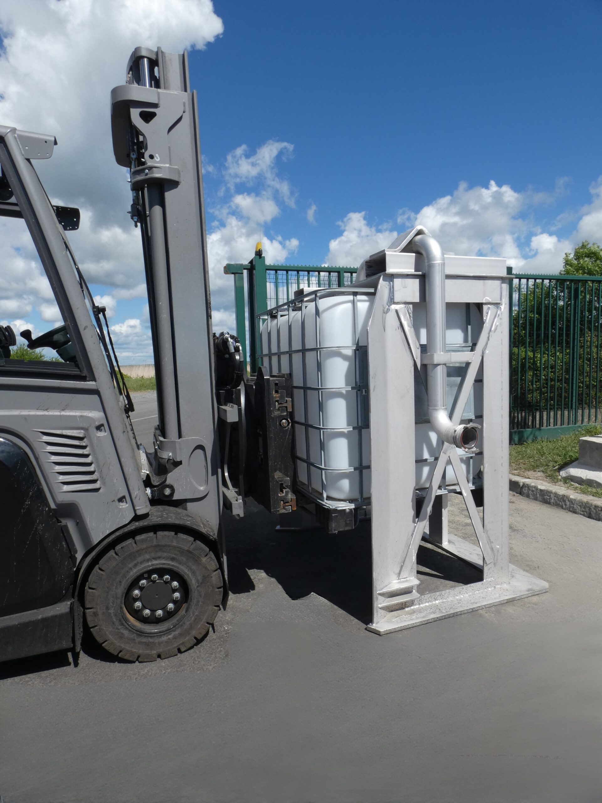 cage de vidange d’acides avec raccordement latéral camion